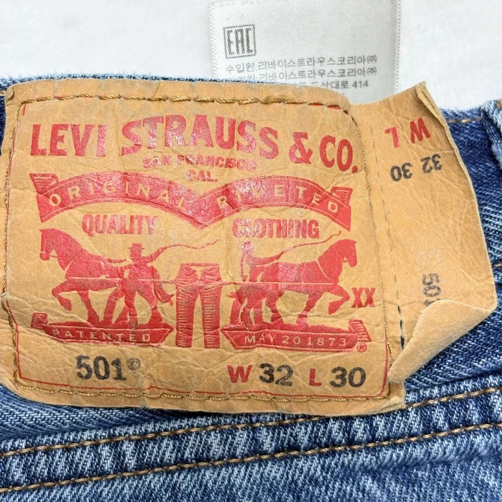 Levis 501 Original Fit Jeans Mens 32x30 Straight Leg Button Fly Medium Wash Blue